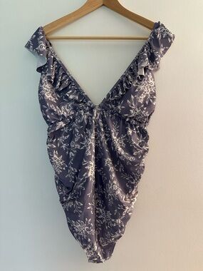 Ruffled V-Neck Floral One-Piece Maternity Swimsuit - Slate Blue & White